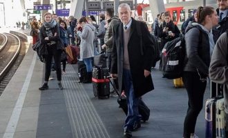 Παράδειγμα σεμνότητας: Ο Αυστριακός πρόεδρος ταξιδεύει με το τρένο