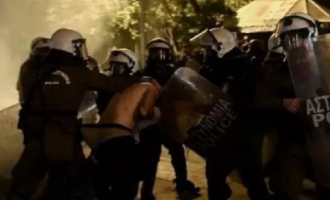 Στη Βουλή από τον ΣΥΡΙΖΑ το ξεγύμνωμα διαδηλωτή από την αστυνομία