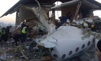 Τι είπαν επιζώντες της συντριβής αεροσκάφους στο Καζακστάν με τους 12 νεκρούς