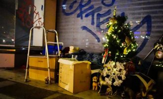 Άστεγος στόλισε χριστουγεννιάτικο δέντρο στο σημείο που κοιμάται