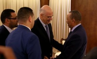 Ο Νίκος Δένδιας με τον πρωθυπουργό Αλ Θάνι που αναγνωρίζει η Βουλή της Λιβύης