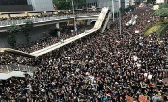 Αντικυβερνητικές διαδηλώσεις στο Χονγκ Κονγκ ανήμερα Χριστουγέννων