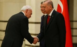 Ο νέος Έλληνας πρέσβης στην Τουρκία υποκλίθηκε στον Ερντογάν