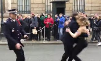 Γυμνόστηθες ακτιβίστριες της Femen διαδήλωσαν κατά του Πούτιν στο Παρίσι (βίντεο)