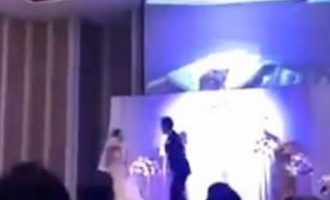 Γαμπρός έδειξε βίντεο με τη νύφη να τον απατά με τον άντρα της αδελφής της (βίντεο)