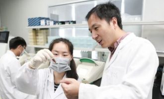 Φυλακίστηκε ο Κινέζος επιστήμονας που δημιούργησε γενετικά τροποποιημένα βρέφη