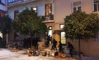 Ο Χρυσοχοΐδης καλύπτει τα ΜΑΤ – «Δεν υπήρξε αστυνομική βία στο Κουκάκι»