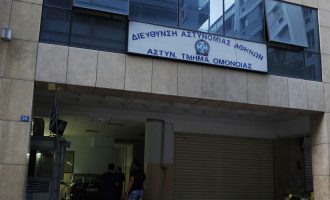 Συνελήφθησαν αστυνομικοί του Α.Τ. Ομόνοιας για βία σε βάρος γυναίκας ΑμΕΑ