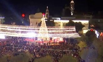 Φωταγωγήθηκε το Χριστουγεννιάτικο Δέντρο στη Βηθλεέμ (βίντεο)