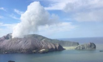 Το ηφαίστειο Ουκατάνε «κατάπιε» τους τουρίστες στον κρατήρα του (βίντεο)