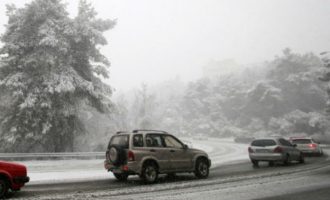 Χιονίζει στην Β. Ελλάδα: Πού χρειάζονται αλυσίδες – Χιόνια αναμένονται και στην Αθήνα
