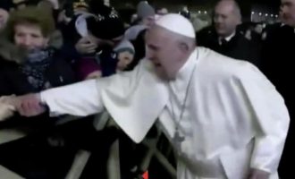 «Έσπασε» το αλάθητο του Πάπα Φραγκίσκου: Η αντίδραση του Ποντίφικα σε γυναίκα (βίντεο)