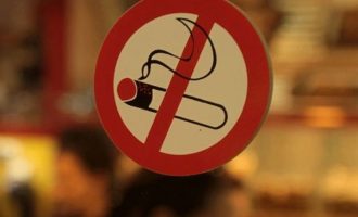Στο ΣτΕ κατά υπουργών και Δημοσίου καταστηματάρχες για την απαγόρευση καπνίσματος
