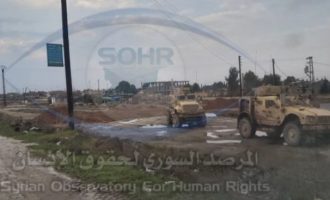 Αμερικανοί στρατιώτες κλείνουν τους δρόμους σε ρωσικές περιπόλους στη Β/Α Συρία