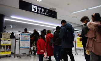 Κοροναϊός: Η Κίνα είναι βέβαιη ότι μπορεί να ελαχιστοποιήσει τη μετάδοση σε επιβατικές πτήσεις