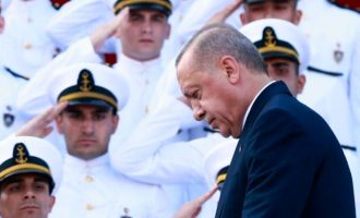 Politico: Διπλωμάτες λένε ότι ο Ερντογάν μπορεί να επιτεθεί στρατιωτικά σε Ελλάδα ή Γαλλία