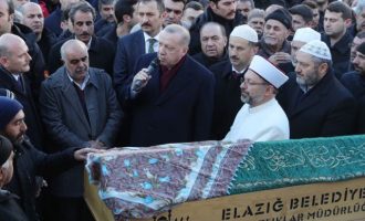 Ο Ερντογάν επισκέφθηκε τη σεισμόπληκτη Ελαζίγ και έβγαλε λόγο σε κηδεία