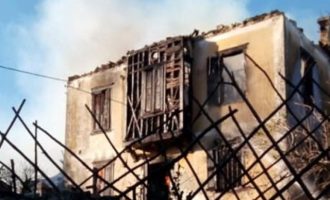 Μετανάστες λεηλάτησαν και έκαψαν παλιό αρχοντικό στη Μόρια της Λέσβου