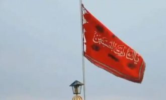 Οι Σιίτες ύψωσαν το κόκκινο λάβαρο του Ιερού Πολέμου σε ιερότατο τέμενος στο Ιράν