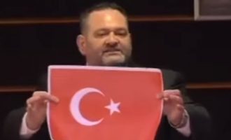 Το υπουργείο Εξωτερικών καταδικάζει την προσβολή της τουρκικής σημαίας από τον Λαγό