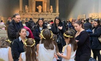 Έλληνες μαθητές στο Βρετανικό Μουσείο: Δώστε πίσω τα Γλυπτά του Παρθενώνα