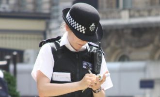 28χρονη αστυνομικός έκανε «στοματικό» σε συνάδελφό της μέσα σε περιπολικό