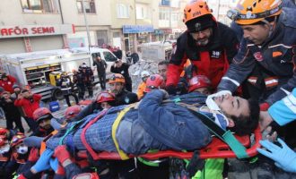 Σεισμός Τουρκία: Στους 35 οι νεκροί – 45 ανασύρθηκαν ζωντανοί από τα συντρίμμια