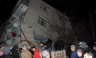 Τουρκία: Τουλάχιστον 14 νεκροί από τον σεισμό – Ανασύρουν συνεχώς πτώματα – Κατέρρευσαν κτίρια
