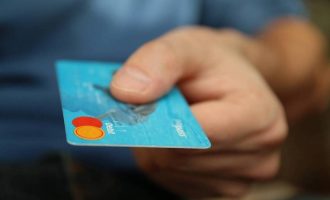 Κίνητρα για πληρωμές με κάρτες σε συγκεκριμένους κλάδους – Αλλάζει και η «φορολοταρία»
