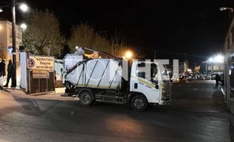 Μυτιλήνη: Βγάζουν τα απορριμματοφόρα στο λιμάνι για να αποτρέψουν την αποβίβαση των ΜΑΤ που στέλνει η κυβέρνηση