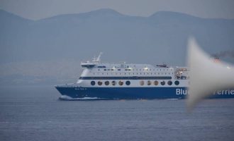 Απέλπιδες προσπάθειες του Λιμενικού για τον εντοπισμό επιβάτη που έπεσε από πλοίο στον Σαρωνικό