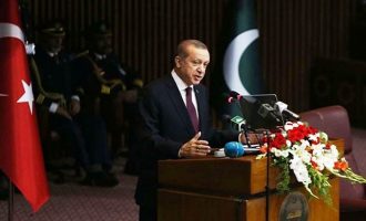 Στο Πακιστάν ο Ερντογάν: Κανείς δεν μετάνιωσε επενδύοντας στην Τουρκία