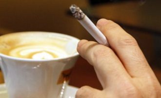 Δικαστική απόφαση: Το διάλειμμα για τσιγάρο και καφέ αφαιρείται από τον μισθό