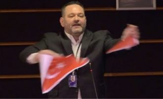 Κυρώσεις κατά Λαγού για το σκίσιμο της τουρκικής σημαίας μέσα στην Ευρωβουλή