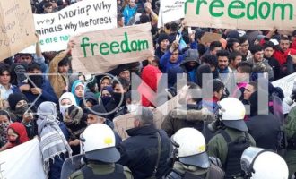 Ξεσηκώθηκαν οι πρόσφυγες στη Λέσβο και ζητάνε «ελευθερία» – Έπεσαν δακρυγόνα