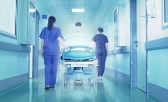 Το Δημόσιο ζητά 50.000 ευρώ από απολυμένη νοσηλεύτρια με πλαστό πτυχίο