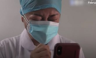 Συγκλονιστικό: Νοσοκόμα μαθαίνει ότι πέθανε η μητέρα της από τον κοροναϊό (βίντεο)