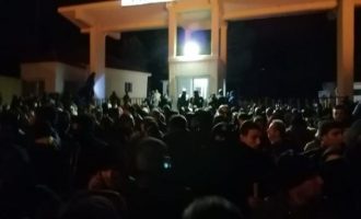 Λέσβος: 1.000 κάτοικοι κυνήγησαν 8 διμοιρίες ΜΑΤ – Κλείστηκαν σε στρατόπεδο – Έπεσαν πυροβολισμοί