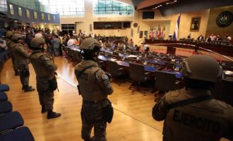Βαριά οπλισμένοι στρατιωτικοί και αστυνομικοί εισέβαλαν στη Βουλή του Ελ Σαλβαδόρ