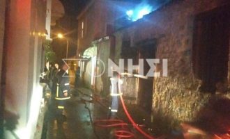 Φωτιά σε σπίτι στη Μόρια – Αναστάτωση στους κατοίκους και περίεργες επιθέσεις
