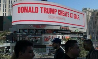 O Μπλούμπεργκ γέμισε το Λας Βέγκας με γιγαντοαφίσες που κοροϊδεύει τον Τραμπ