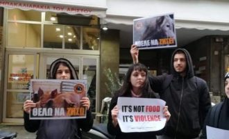Ακτιβιστές βίγκαν τις «άρπαξαν» σε ψητοπωλείο στη Θεσσαλονίκη (βίντεο)