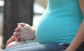 Επίδομα γέννας: Σε δυο δόσεις και όχι εφάπαξ – Ακατάσχετο και αφορολόγητο – Ποιες αποκλείονται