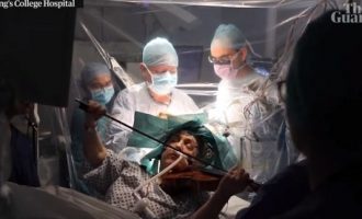 Απίστευτο: 53χρονη έπαιζε βιολί ενώ την χειρουργούσαν στο κεφάλι (βίντεο)