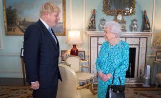 Ανησυχία στη Βρετανία: Ο Μπόρις Τζόνσον έχει κολλήσει τον κοροναϊό στη Βασίλισσα Ελισάβετ;