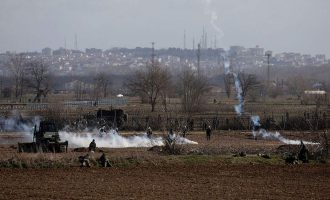 Έβρος: Οι Τούρκοι συνεχίζουν τις προκλήσεις στις Καστανιές – Ρίχνουν δακρυγόνα (βίντεο)