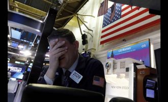 Ο κοροναϊός «αιματοκύλησε» τη Wall Street – Πτώση 3.000 μονάδων για τον Dow Jones