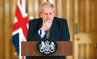 Κυβερνητική κρίση στη Βρετανία: Παραιτήθηκαν δυο υπουργοί με βολές κατά του Τζόνσον