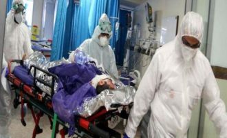 Έλληνας νοσηλευτής: «Οι ασθενείς μοιάζουν σαν να παθαίνουν ασφυξία»