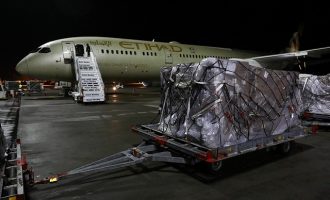 Τα Ηνωμένα Αραβικά Εμιράτα έστειλαν 11 τόνους ιατρικό υλικό στην Ελλάδα